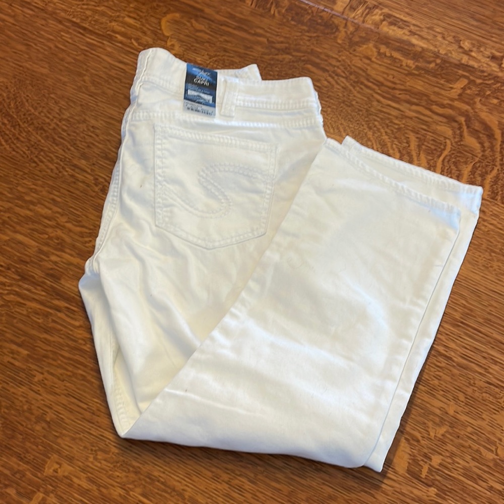 Suki Silver white capris NWT